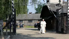 Paus Fransiskus berjalan menuju kamp konsentrasi Nazi Auschwitz di Oswiecim, Polandia, Jumat (29/7). Paus Fransiskus mengunjungi kamp konsentrasi Nazi Auschwitz-Birkenau yang telah menewaskan 1 juta Yahudi. (REUTERS / David W Cerny)