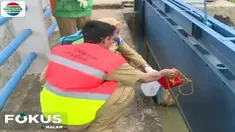 Untuk memastikan kondisi air, Suku Dinas Lingkungan Hidup mengambil sampel air di tiga titik.