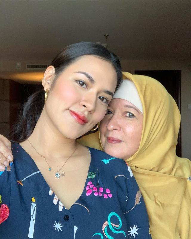 9 Potret kenangan manis Raisa dan Ibunda, bukti cinta ibu dan anak yang tak terlupakan