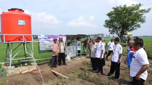 Kilang Pertamina Internasional bersinergi dengan Politeknik Negeri Cilacap memasok teknologi Solar Home System (SHS) bagi petani di Desa Kalijaran, Kecamatan Maos, Kabupaten Cilacap. (Dok Pertamina)
