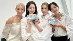 Empat member SNSD yang masih berada di bawah naungan SM Entertainment, yaitu Hyoyeon, Yoona, Taeyeon dan Yuri tampil bersama lagi untuk membuat konten di media sosial Girls' Generation yang masih dikelola oleh agensi. Sama dengan perayaan saat formasi lengkap, keempatnya tampil serba putih. (Liputan6.com/IG/@yoona__lim)