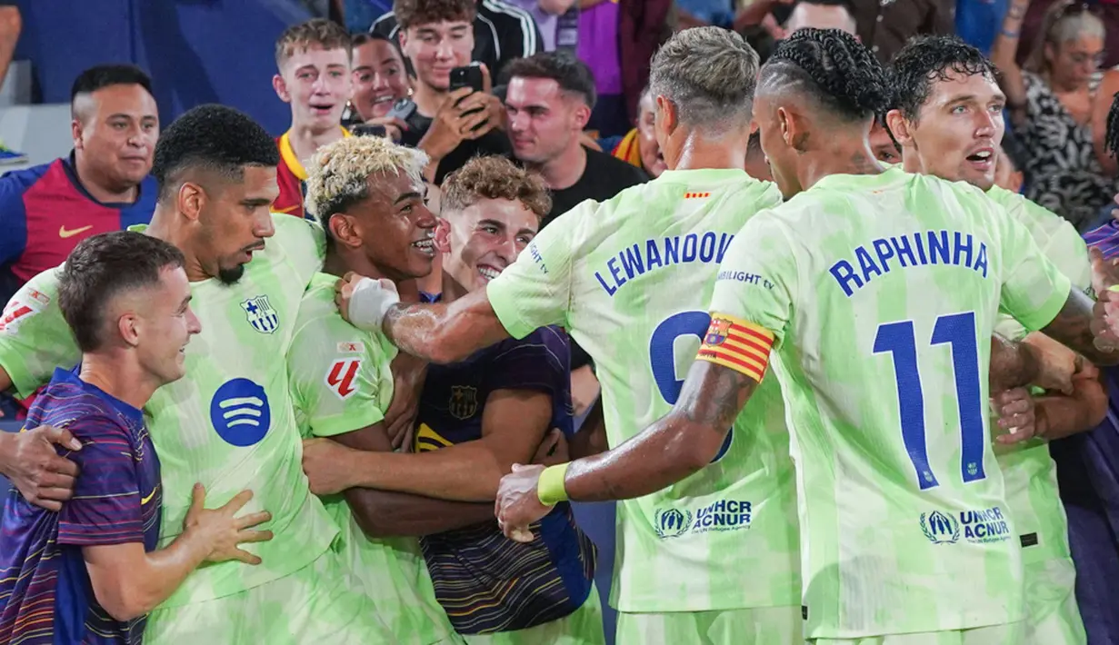 Pemain Barcelona merayakan gol ke gawang Levante pada jornada kedua La Liga 2025/2026 di Estadio Ciudad de Valencia, Minggu (24/8/2025) dini hari WIB. (AP Photo/Alberto Saiz)