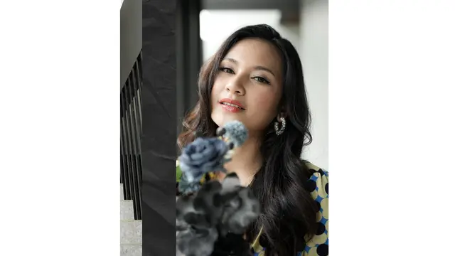 Gaya Indah Permatasari Pakai Baju Thrift 35 Ribu