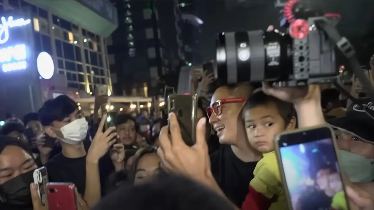 Baim Wong saat diserbu massa begitu pertama kali berkunjung ke Sudirman bersama Kiano untuk menemui pentolan Citayam Fashion Week. (Foto: YouTube/Baim Paula)