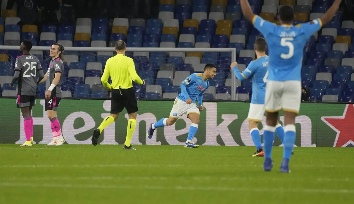 Gelandang Napoli, Adam Ounas berselebrasi usai mencetak gol ke gawang Leicester City pada pertandingan Grup C Liga Europa di Stadion Diego Armando Maradona di Naples, Italia, Jumat (10/12/2021). Napoli menang atas Leicester City 3-2. (AP Photo/Gregorio Borgia)