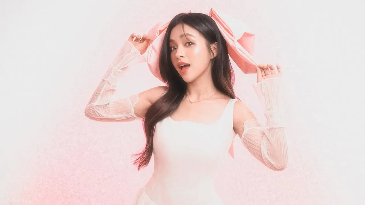 6 Inspirasi Valentine Outfit ala Eca Aura, Feminin dan Elegan untuk Kencan Romantis
