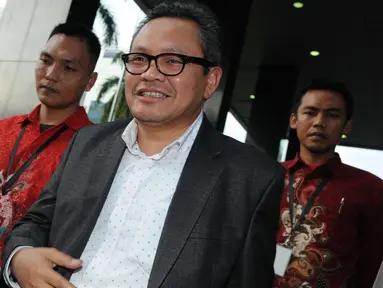 Mantan Wakil Ketua Komisi II DPR Khatibul Umam Wiranu usai diperiksa KPK, Jakarta, Jumat (9/12). Khatibul diperiksa sebagai saksi dalam kasus dugaan korupsi e-KTP. (Liputan6.com/Helmi Afandi)