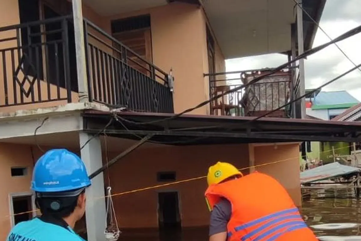 PLN melakukan langkah strategis untuk menyelamatkan masyarakat dari banjir di beberapa wilayah di Kalimantan Barat.