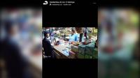 Di akun Instagram @medantau, tampak pelaku terekam diduga sedang memeras pedagang di salah satu kios (Instagram @medantau)