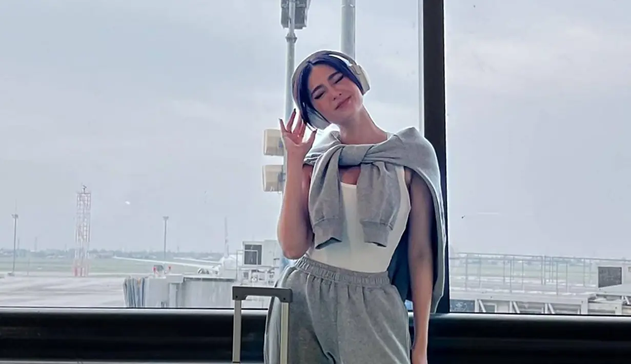 Tampil gaya dengan busana kasual, Tamara Dai sampai di Paris pada akhir bulan September kemarin. Pakai outfit sporty, dengan wanra monochrome, penampilannya ini menuai banyak pujian. (Liputan6.com/IG/@tamaradai)