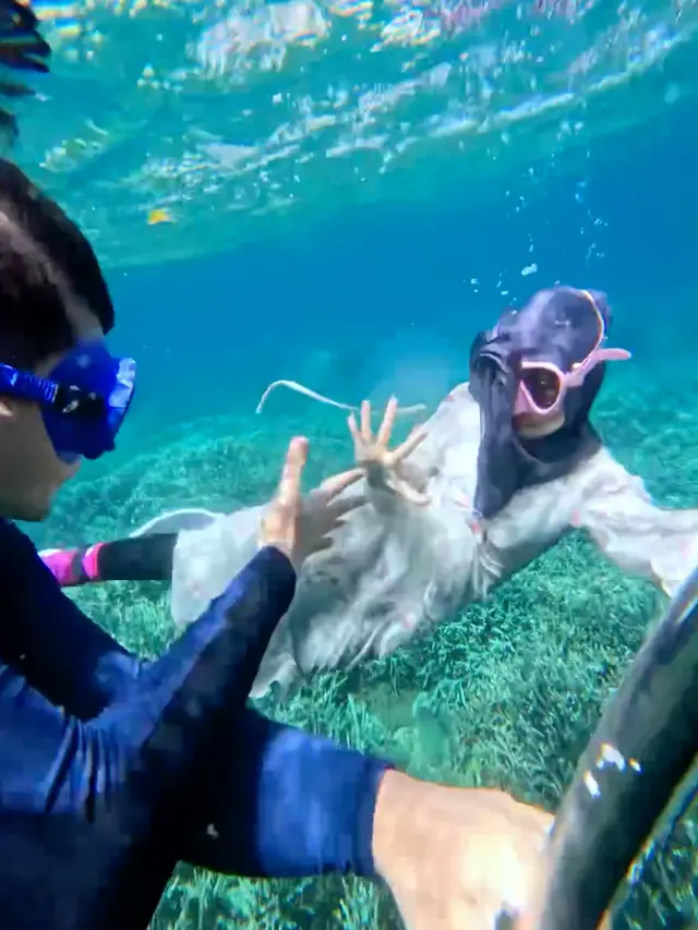 Ria Ricis dan Teuku Ryan main suit di dalam laut. (Foto: Dok. Instagram @riaricis1795)