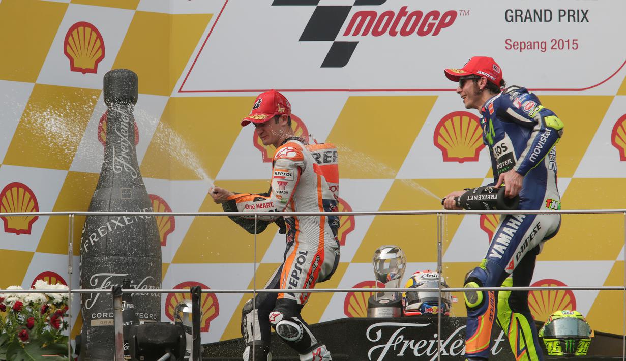 Dani Pedrosa dan Valentino Rossi menyemprotkan sampanye di podium juara MotoGP Malaysia 2015 di Sirkuit Sepang, Malaysia, Minggu (25/10/2015). (EPA/Fazry Ismail)