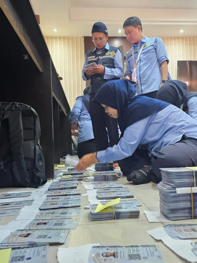 Bahu-membahu Petugas Bantu Kebut Distribusi Kartu Nusuk Jemaah Haji di H-2 Jelang Armuzna