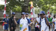 Legenda olahraga Indonesia, Ellyas Pical dan Sutiyono, saat pawai obor Asian Games 2018 di Bogor, Jawa Barat, Selasa (14/8/2018). Api obor yang datang dari Cianjur itu langsung diarak mengelilingi jalanan protokol Kota Bogor. (Bola.com/Reza Bachtiar)