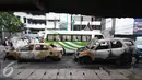 Mobil Toyota Vios bernopol B-1632-SPM dan Honda CR-V B-128-GJ yang terbakar di Pecenongan, Jakarta, Sabtu (11/2). Kedua mobil tersebut diduga terbakar akibat dilempari bom molotov orang tak dikenal. (Liputan6.com/Immanuel Antonius)