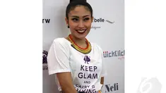 Kesedihan terhadap mereka yang menderita disabilitas juga dirasakan presenter Ayu Dewi. Rabu (21/5/14)(Liputan6.com/Miftahul Hayat)