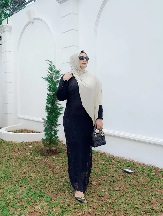 Tasyi Athasyia yang biasanya tampil dengan outfit semarak, kali ini memilih tampil elegan degnan terusan berwarna hitam polos. [Foto: Instagram/tasyiiathasyia]