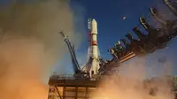 Peluncuran roket pengangkut Soyuz-2.1b. (Foto Kementerian Pertahanan Rusia)