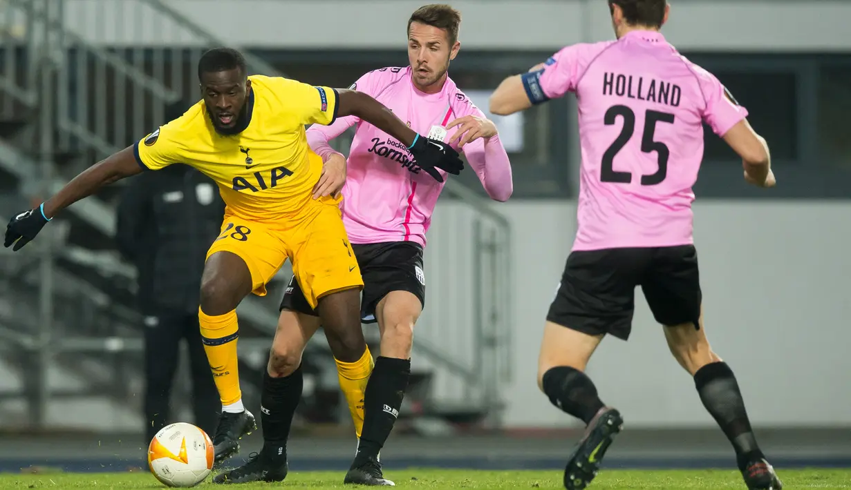 Gelandang Tottenham Hotspur, Tanguy Ndombele, berebut bola dengan gelandang LASK, Rene Renner, pada laga lanjutan Liga Europa di Linzer Stadium, Jumat (4/12/2020) dini hari WIB. Tottenham bermain imbang 3-3 lawan LASK. (AFP/Vladimir Simicek)