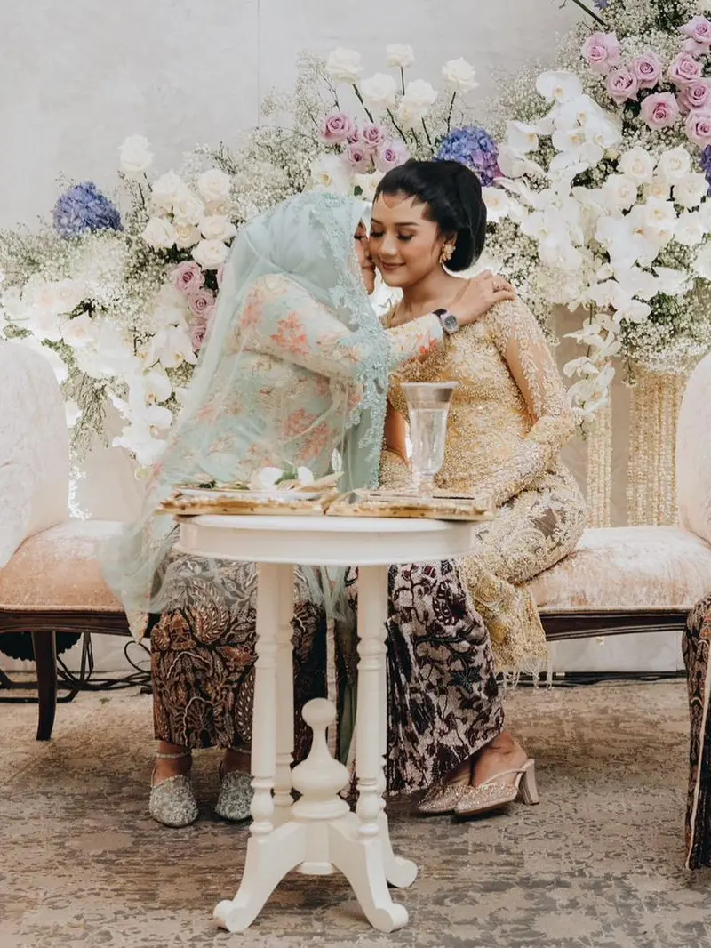 Erina Gudono jalani prosesi dulang pungkasan. (Foto: Michael Omar Liman dari Instagram @erinagudono)