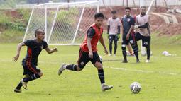 Dua pemain andalan Persija Jakarta tersebut tampak serius melahap sesi latihan yang diberikan sang pelatih. (Bola.com/M iqbal Ichsan)