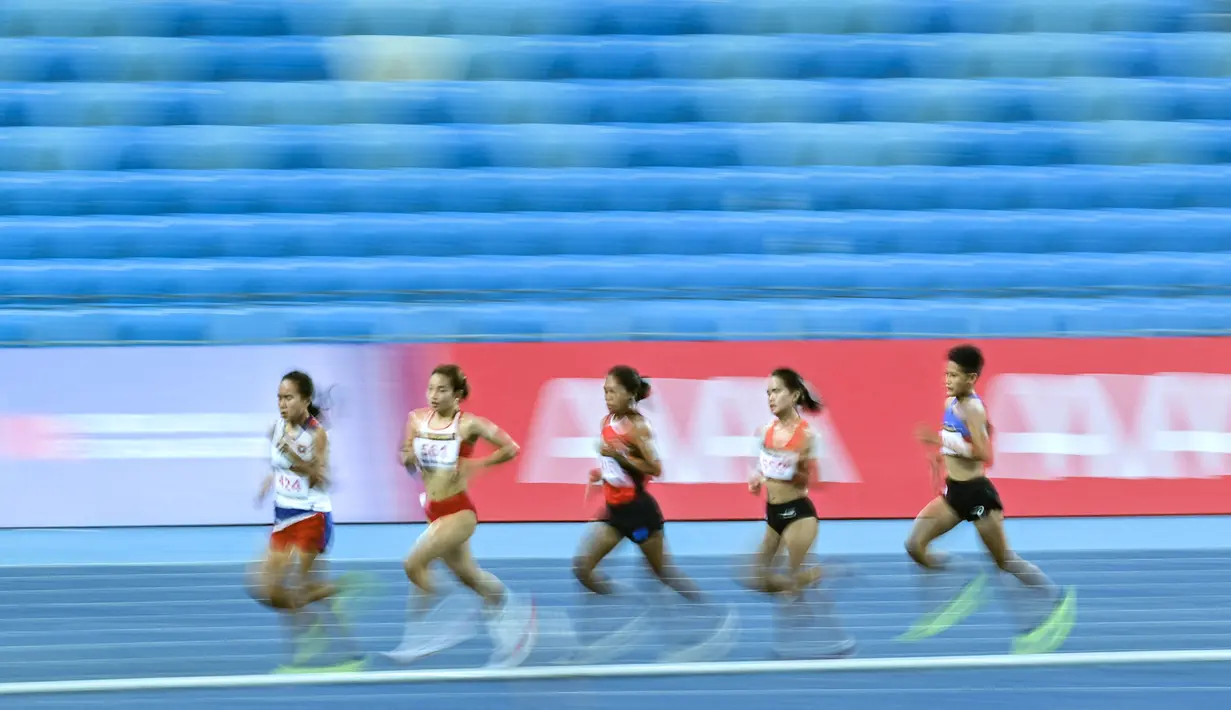 Pelari Vietnam Nguyen Thi Oanh (kedua kanan) bertanding pada fnomor 5000 m putri SEA Games ke-32 di Phnom Penh, Kamboja, 8 Mei 2023. (Photo by MOHD RASFAN / AFP)
