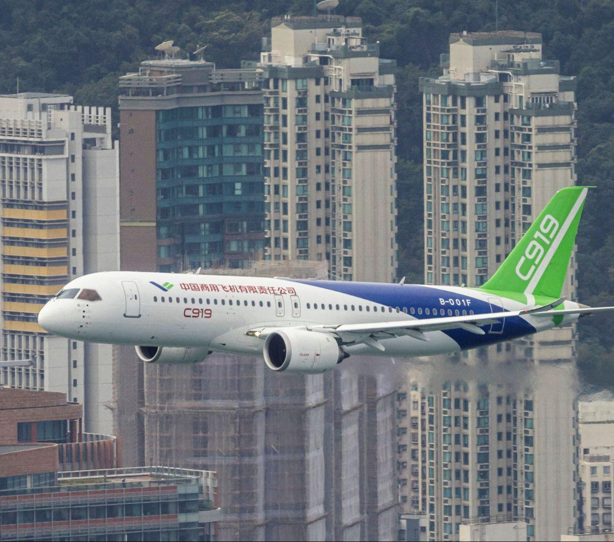China memamerkan pesawat komersial pertama buatan dalam negeri di Hong Kong, Sabtu (16/12/2023). Pesawat tersebut melakukan penerbangan di atas Pelabuhan Victoria, Hong Kong.