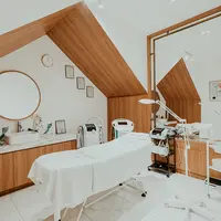 Ruang treatment yang nyaman.