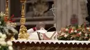 Paus Fransiskus mencium altar ketika memimpin misa Malam Natal di Basilika Santo Petrus, Vatikan, Selasa (24/12/2019). Paus Fransiskus memimpin Natal bagi 1,3 miliar umat Katolik dunia. (AP Photo/Alessandra Tarantino)