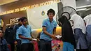 Pemain Timnas U23, Rizky Ahmad Sanjaya Pellu memberikan bingkisan kepada sejumlah anak yatim yang hadir dalam acara pelepasan di Kantor PSSI Senayan Jakarta (Liputan6.com/Helmi Fithriansyah)
