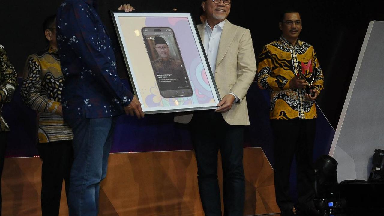 CEO Kapan Lagi Youniverse (KLY) Steve Christian (kiri) memberikan tampilan wajah baru merdeka.com kepada Menteri Perdagangan Zulkifli Hasan pada ajang Merdeka Award 2023 di SCTV Tower, Jakarta, Rabu (30/8/2023). <br>