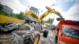 Petugas menggunakan alat berat eskavator spider membersikan sampah di sodetan Kali Sekretaris, Jakarta, Kamis (9/4/2015). Tampilan dan bentuk alat pengeruk sampah ini mirip dengan binatang laba-laba. (Liputan6.com/Faizal Fanani)