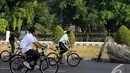 Presiden  Joko Widodo (Jokowi) memacu sepedanya menuju Istana Negara usai berkeliling di kawasan Car Free Day, Jakarta, Minggu (23/11/2014) (Liputan6.com/Herman zakharia)
