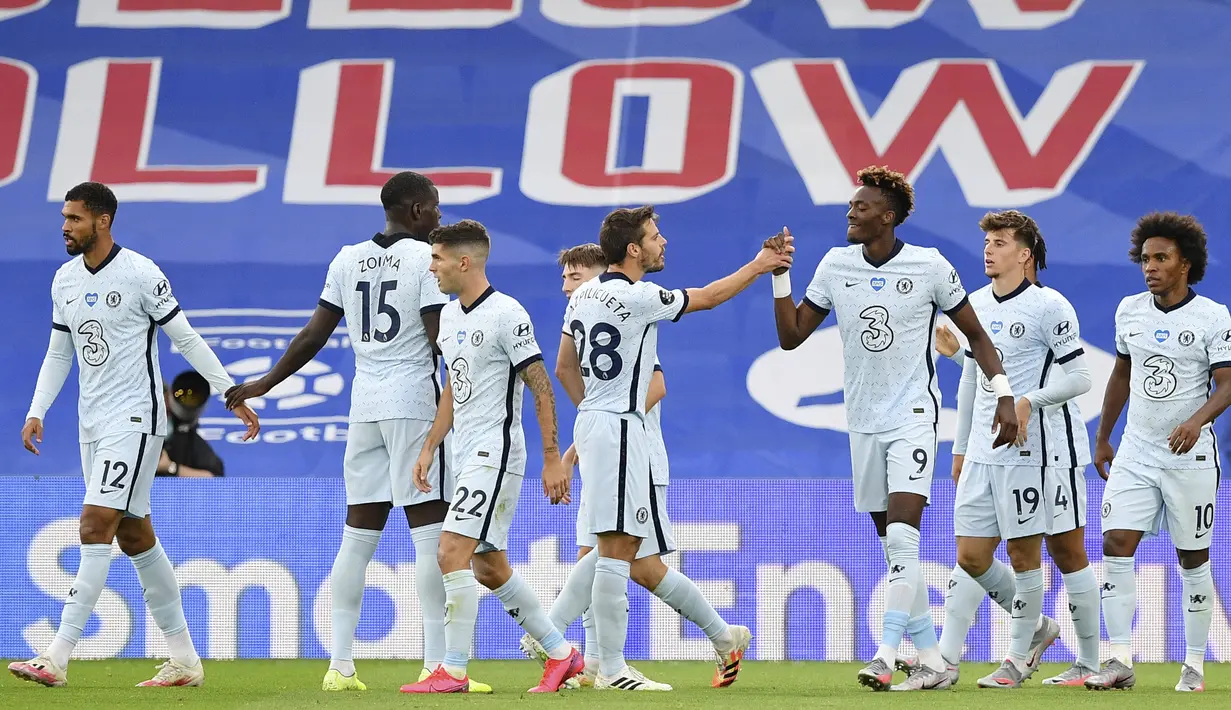 Para pemain Chelsea merayakan gol yang dicetak oleh Tammy Abraham ke gawang Crystal Palace pada laga Premier League di Stadion Selhurst Park, London, Selasa (7/7/2020). Chelsea menang dengan skor 3-2. (Justin Tallis/Pool via AP)