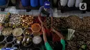 Pedagang dan pembeli melakukan transaksi jual beli di Pasar Tebet Timur, Jakarta, Rabu (11/8/2021). Pemerintah Provinsi (Pemprov) DKI Jakarta memutuskan untuk menjadikan sertifikat vaksinasi Covid-19 sebagai syarat memasuki berbagai tempat umum, termasuk pasar tradisional. (Liputan6.com/Faizal Fana