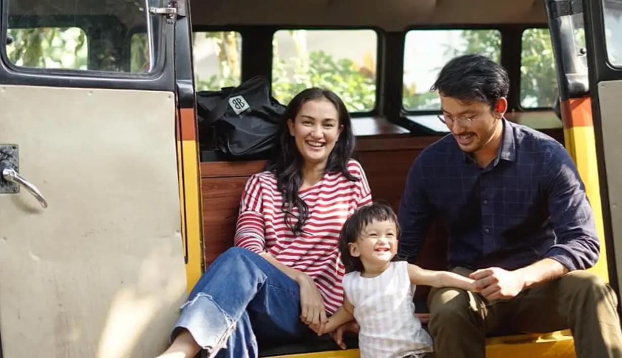 Bersama keluarga kecilnya ini, Rio Dewanto dan keluarga pun jarang terekspos kabar miring di media. Namun benar saja, keluarga ini selalu harmonis dalam berbagai momennya. (Liputan6.com/IG/@riodewanto)