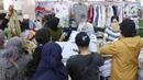 <p>Calon pembeli memilih baju di Pasar Tanah Abang, Jakarta, Sabtu (23/4/2022). Menjelang Lebaran, Pasar Tanah Abang dipadati pengunjung yang memburu busana atau pakaian muslim untuk menyambut Hari Raya Idul Fitri 1443 Hijriah. (Liputan6.com/Herman Zakharia)</p>