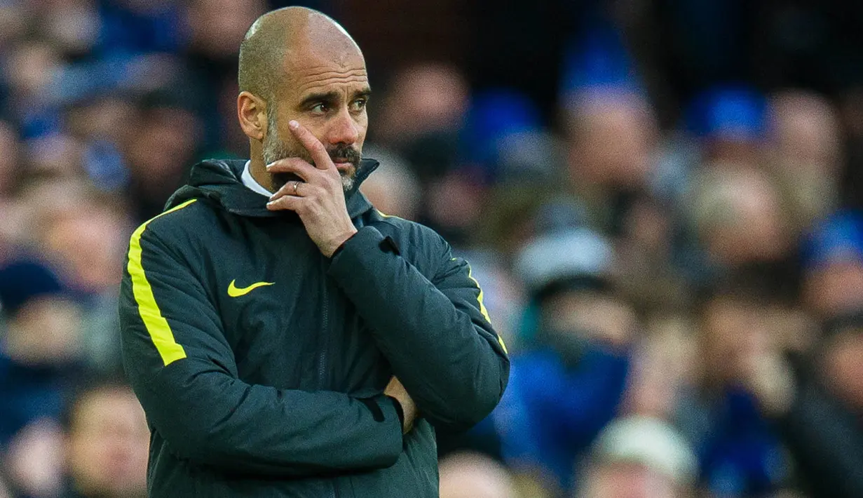 Manajer Manchester City, Pep Guardiola, tampak kecewa usai kalah 0-4 dari Everton pada laga Liga Inggris di Stadion Goodison Park, Inggris, Minggu (15/1/2017). (EPA/Peter Powell)