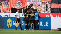 Para pemain Barito Putera merayakan gol ke gawang Persija Jakarta pada laga lanjutan BRI Liga 1 2022/2023 di Stadion Patriot Candrabhaga, Bekasi, Rabu (22/02/2023). (Bola.com/Bagaskara Lazuardi)