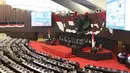 Suasana ruang rapat paripurna jelang pembukaan Sidang Paripurna Masa Persidangan IV 2019-2020 di Kompleks Parlemen, Jakarta, Senin (15/6/2020). Rapat beragendakan penyampaian fraksi atas kerangka ekonomi makro dan pokok-pokok kebijakan fiskal RAPBN 2021. (Liputan6.com/Helmi Fithriansyah)