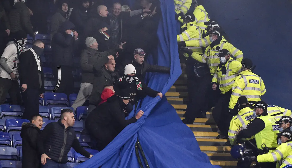Hal tersebut bermula saat suporter Leiga Warsawa marah dan meneriaki pendukung Leicester City. Mereka mencoba menerobos penghalang yang memisahkan kedua suporter. (AP/Rui Vieira)