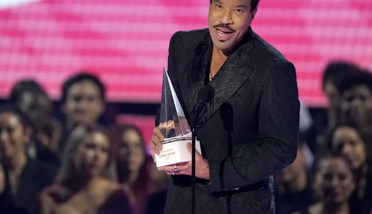 Lionel Richie saat menerima penghargaan Icon Award di American Music Awards di Microsoft Theater di Los Angeles pada Senin (21/11/2022). Pencapaian ini menjadikan Richie sebagai satu-satunya penyanyi yang naik ke panggung American Music Awards setiap dekade sejak penghargaan ini dimulai. (AP Photo/Chris Pizzello)