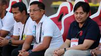 Pelatih Barito Putera, Yunan Helmi (berkacamata) dan manajer Barito Putera, Hasnuryadi Sulaiman (biru). (Bola.com/Aditya Wany)