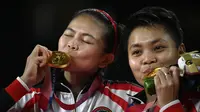 Ganda putri Greysia Polii/Apriyani Rahayu merebut medali emas pertama Indonesia di Olimpiade Tokyo 2020. (AFP/Alexander Nemenov)