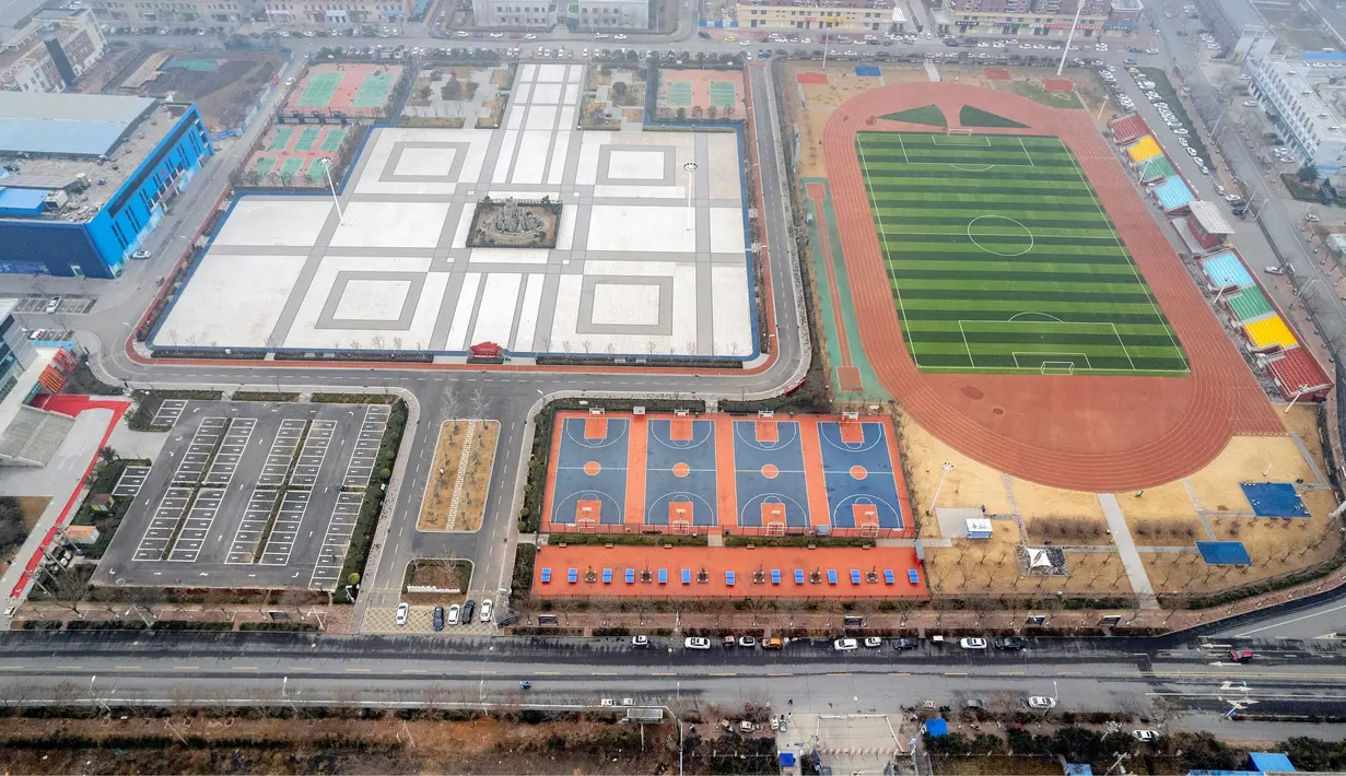 Foto udara pada 11 Januari 2022, jalan dan taman bermain yang hampir kosong di daerah yang ditutup dan dibatasi di Huaxian kota Anyang provinsi Henan. China sedang berjuang melawan covid di beberapa kota, beberapa minggu sebelum Beijing menjadi tuan rumah Olimpiade Musim Dingin 2022. (STR/AFP)