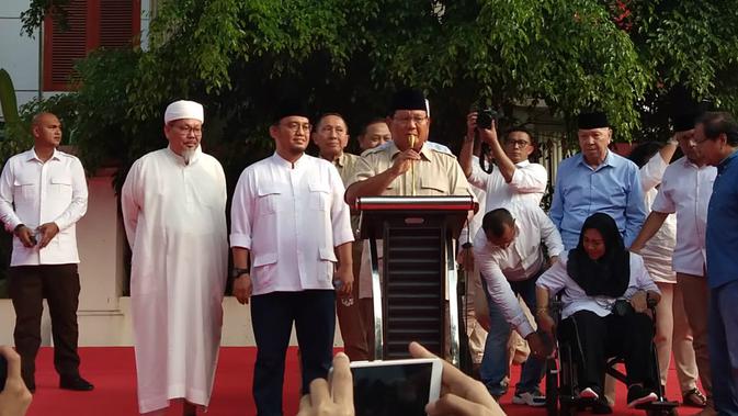 Capres nomor urut 02 Prabowo Subianto pidato di rumah Kertanegara mengenai hasil quick count Pemilu 2019. (Liputan6.com/ Ady Anugrahadi)
