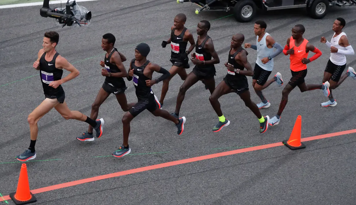 Sejumlah atlet bersaing dalam lari maraton di bawah 2 jam pada event Breaking2 di Sirkuit Monza, Italia, Sabtu (6/5). Breaking2 sendiri adalah inovasi NIKE untuk menembus batas waktu 2 jam dalam sebuah marathon. (AP Photo/Luca Bruno)