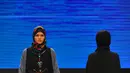 Model mengenakan busana rancangan Vivi Zubedi pada Indonesia Fashion Week (IFW) 2016 di JCC Senayan, Jakarta, Jum'at, (11/03). Busana yang dibawakan bertema kebudayaan Indonesia. (Liputan6.com/Faisal R Syam)