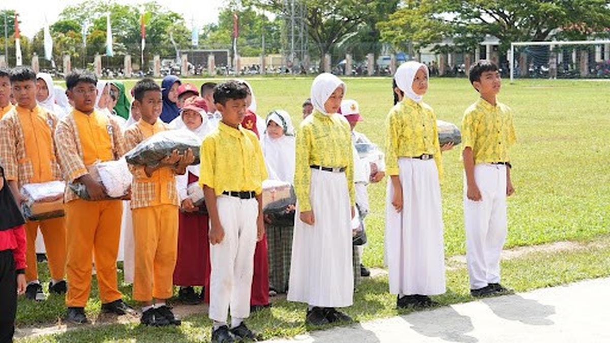 Wali Kota Bontang Neni Moerniaeni Serahkan Seragam dan Tablet Gratis untuk Siswa di Momentum HUT ke-26 Pemkot Bontang