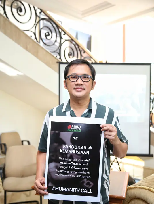 Zaskia Adya Mecca menyambangi kedutaan Palestina di kedubes Palestina 19-05-2021. adrian.putra / Fimela.